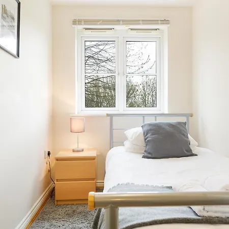 2 Bed 2 Bathroom Free Parking *